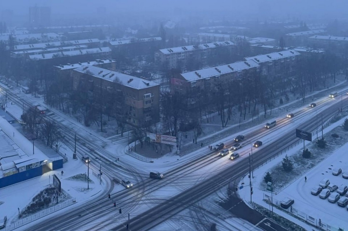Київ засипає снігом: що відбувається на дорогах - влада звернулася до городян