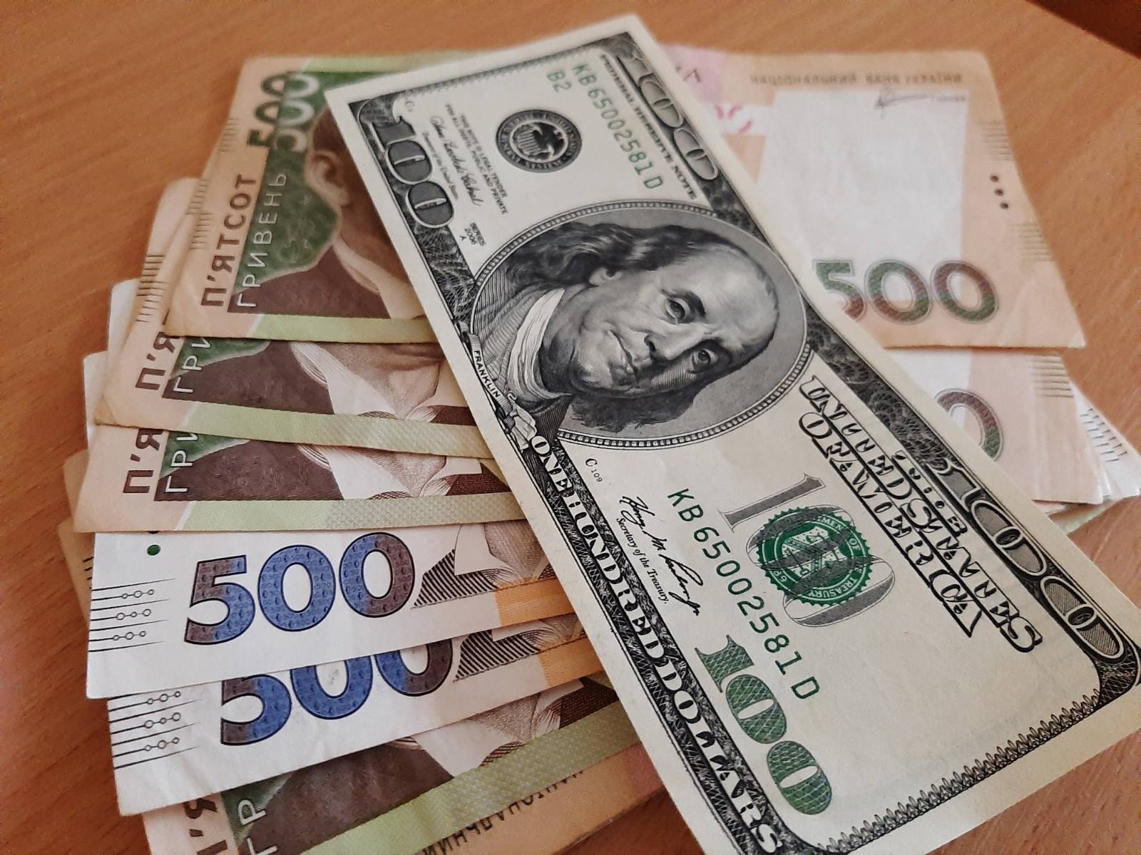 У кого ще є валюта: попередження, що буде з доларом та євро на наступному тижні