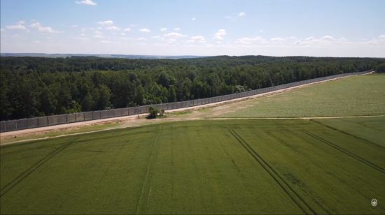 Польша завершила строительство стены на границе с Беларусью: как выглядит забор (видео)