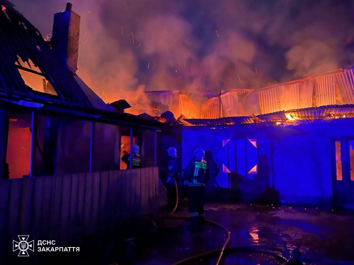 Рятувальникам вдалося ліквідувати пожежу одноповерхового будинку в Ужгородському районі