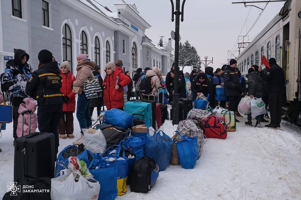 На Закарпаття прибув евакуаційний потяг із Запорізького напрямку: 35 людей у безпеці