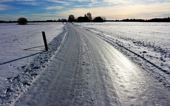 Ожеледиця та сніг: водіїв Закарпаття попереджають про складні умови на дорогах