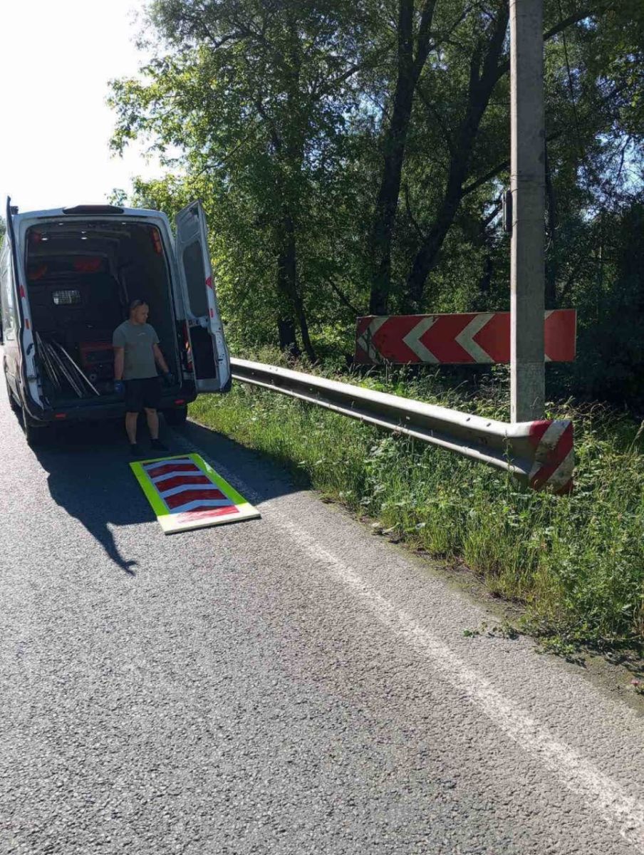 На дорогах Закарпаття оновлюють знаки та покращують водовідведення