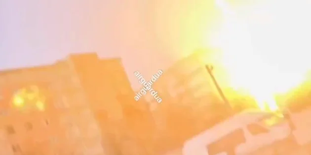 Террористическая атака РФ на Тернополь. В Сети появились кадры попадания ракеты в многоэтажку — видео