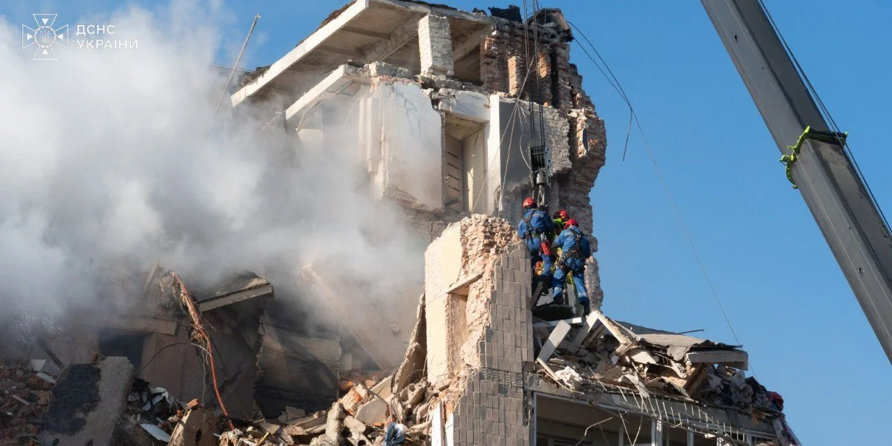 Один из крупнейших ударов по количеству жертв. В результате российской атаки на Тернополь погибли 25 человек, среди них — трое детей