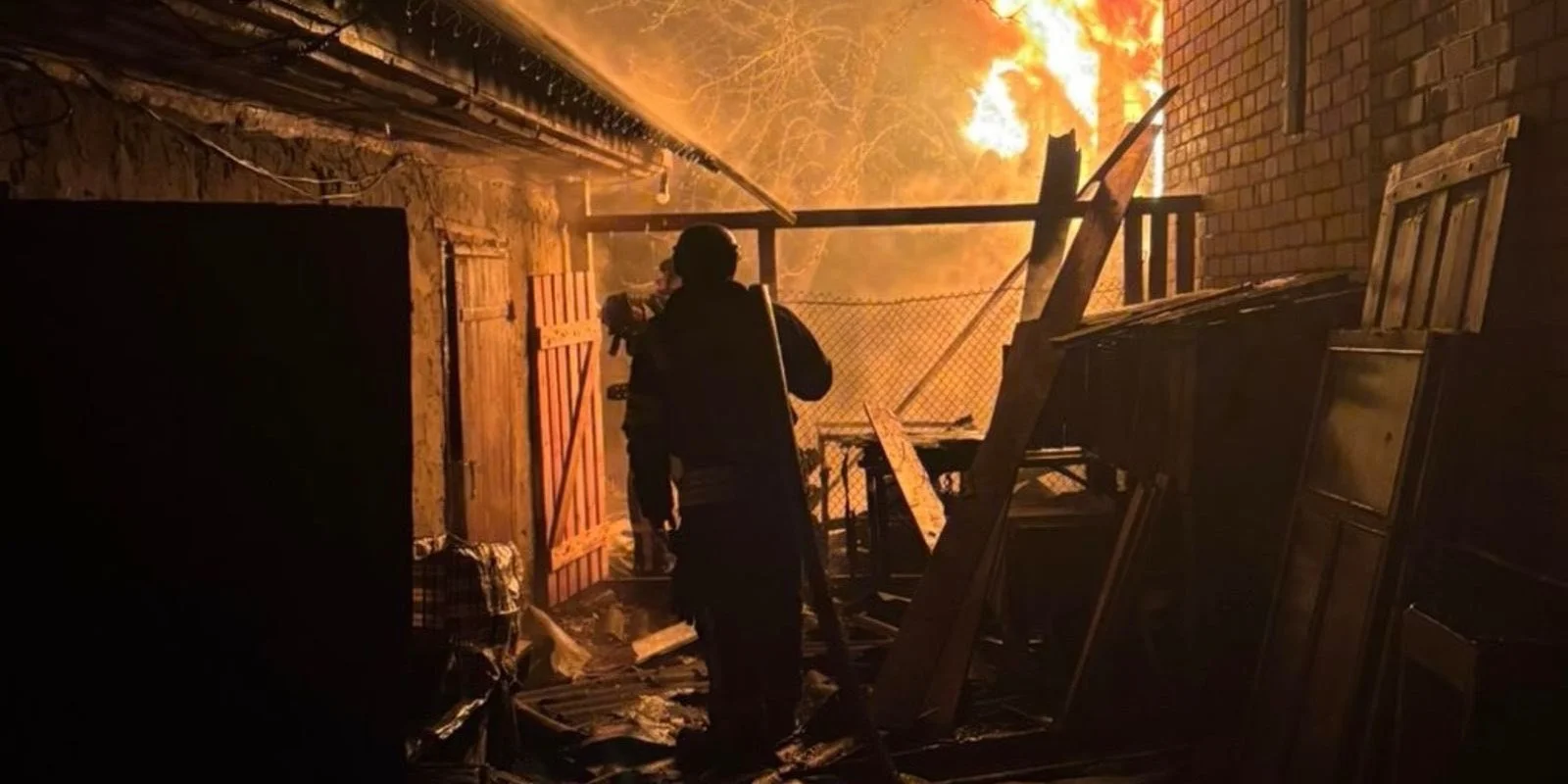 Армия РФ атаковала Черниговскую область дронами: погибла женщина, горели дома и магазин — фото