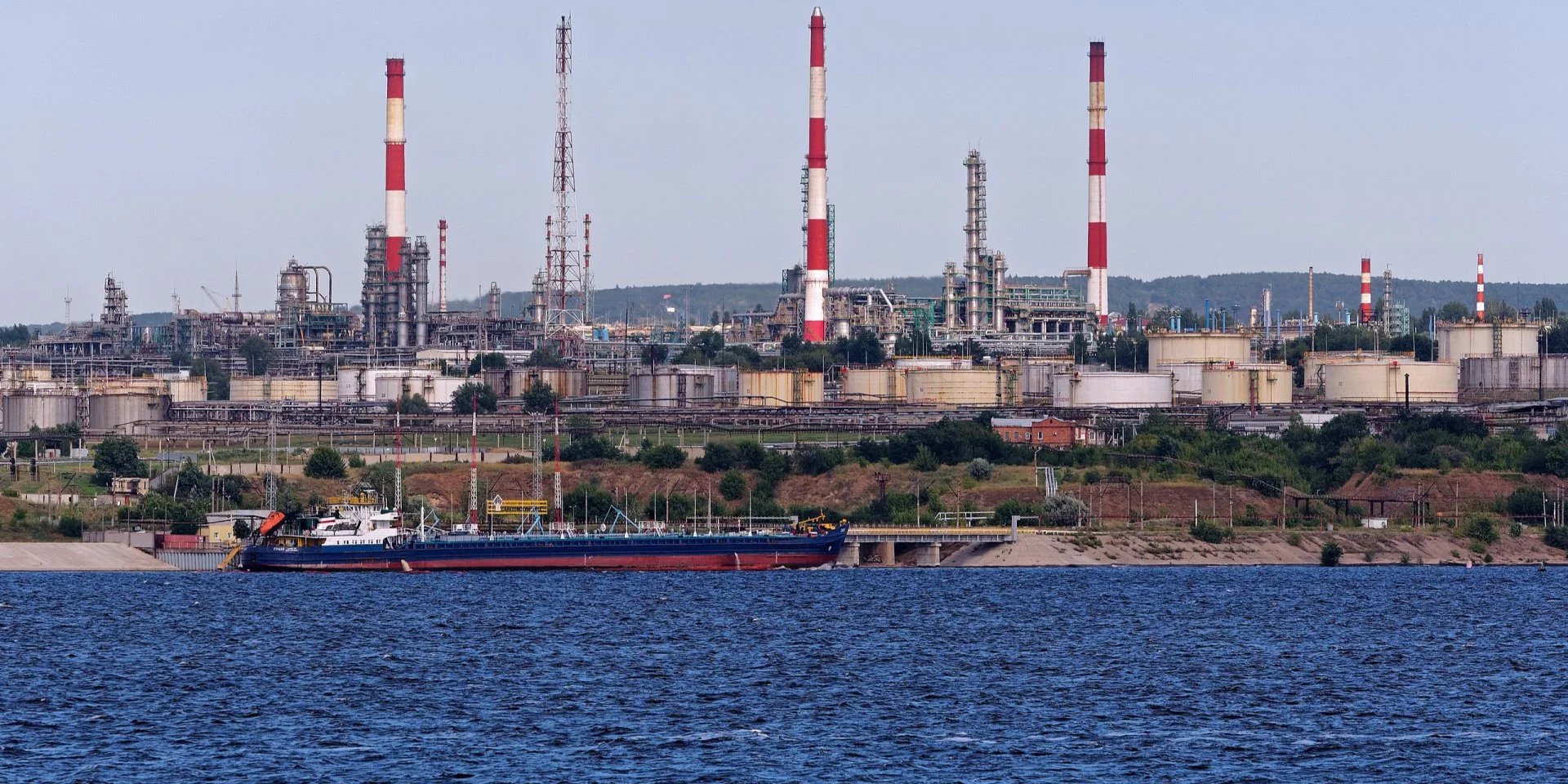 Нефтеперерабатывающий завод в Саратове атаковали дроны — СМИ