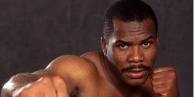 Легендарный боксер предложил Усику провести бой в Киеве в 2026 году