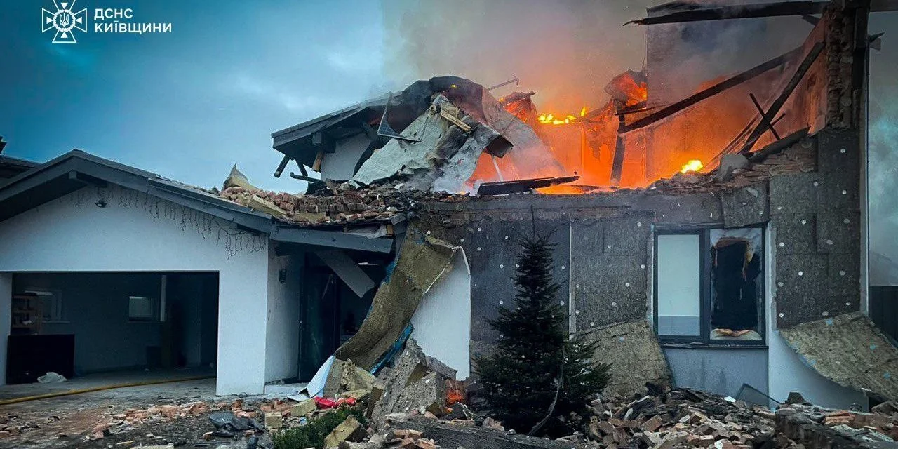 Массированный удар РФ. На Киевщине в результате атаки возник пожар в частном доме: погибла женщина, трое раненых