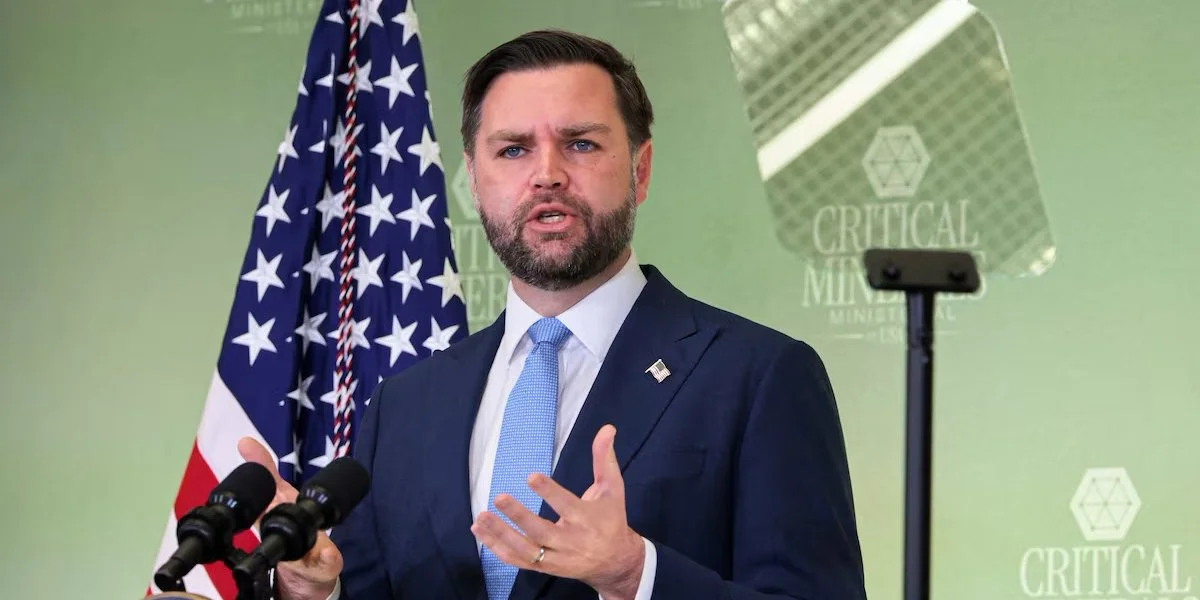 Вэнс заявил, что Трамп признает неправомерность вторжения РФ в Украину, однако видит «сферы сотрудничества» с Россией