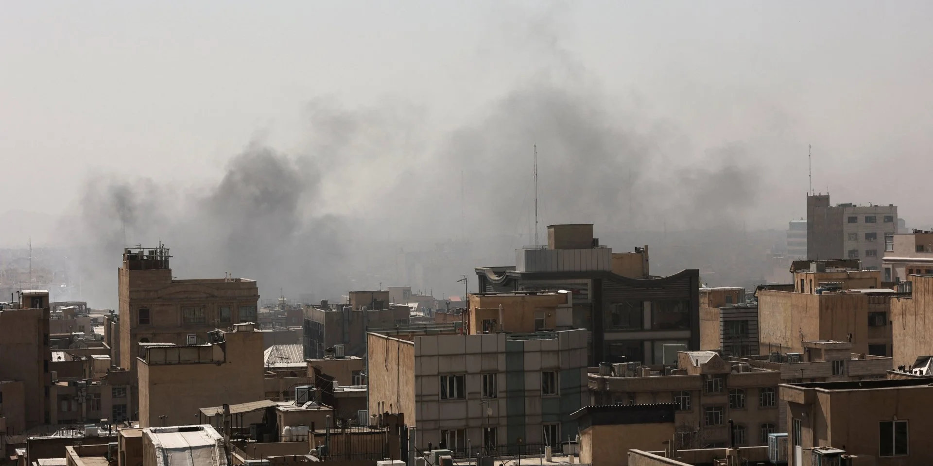 Атака на здания лидеров и паника среди населения: что происходит в Тегеране во время ударов США и Израиля — фоторепортаж