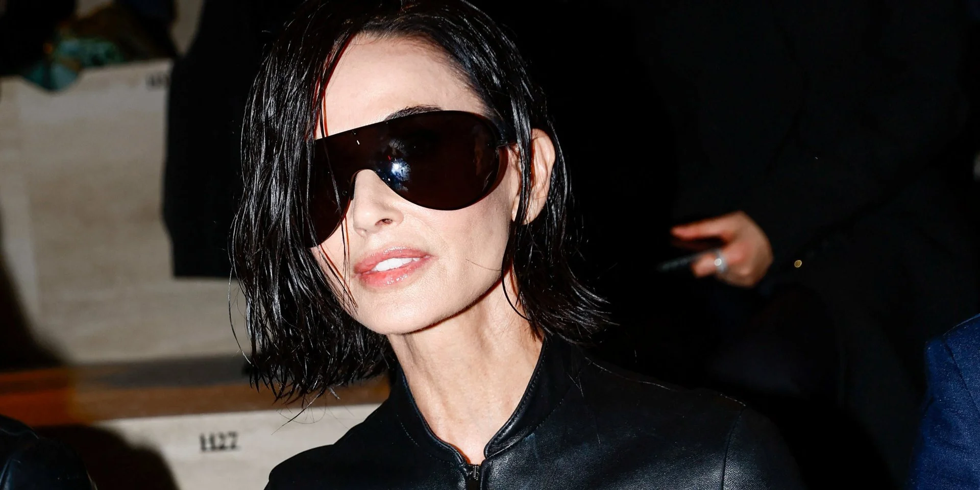 Радикальное преображение. Деми Мур удивила новой прической на Неделе моды в Милане