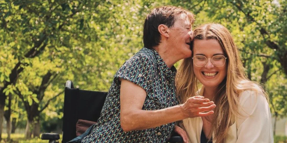 Кремы для рук и сладости. В Украине открыли благотворительный сбор для людей пожилого возраста