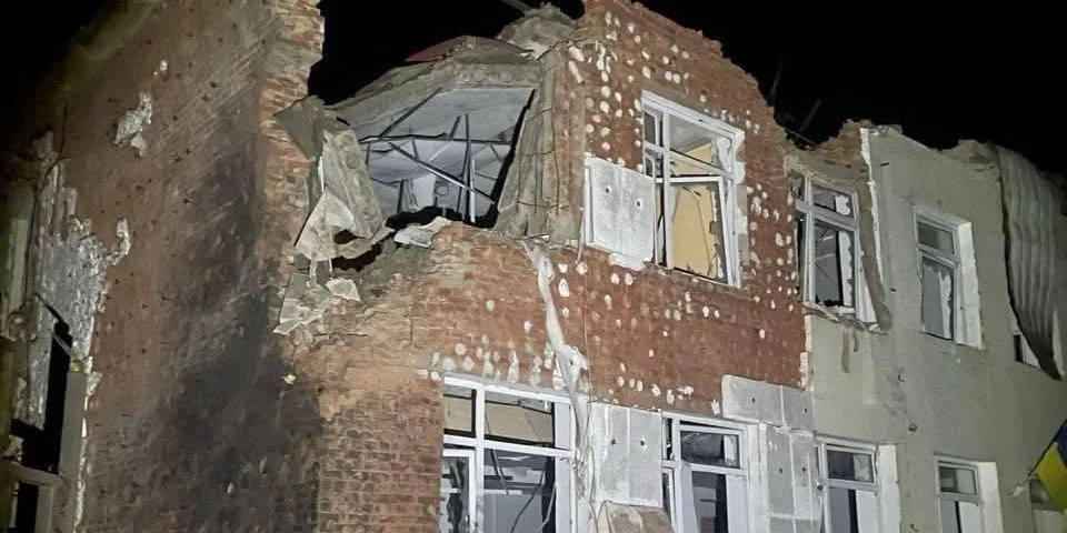 Удар тремя Геранями. Россияне разрушили лицей в Черниговской области — фото