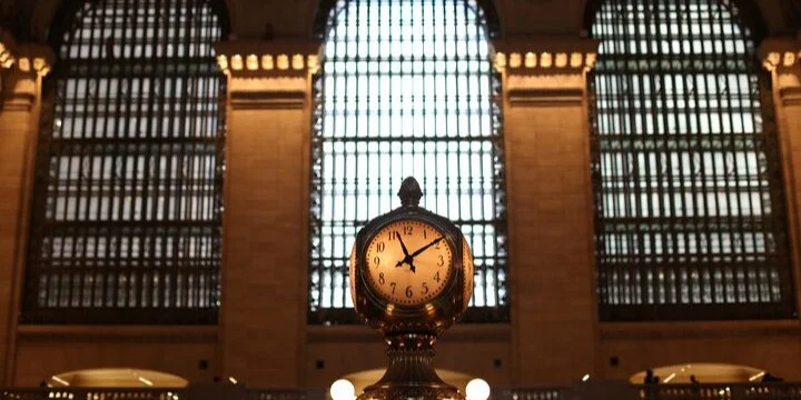 Скажите спасибо гольфисту. Кто придумал переводить часы осенью и весной и почему в Украине до сих пор это делают