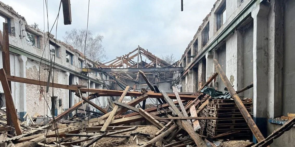 В Черниговской области в результате атак РФ повреждены дома, детсад и предприятия, пострадал ребенок