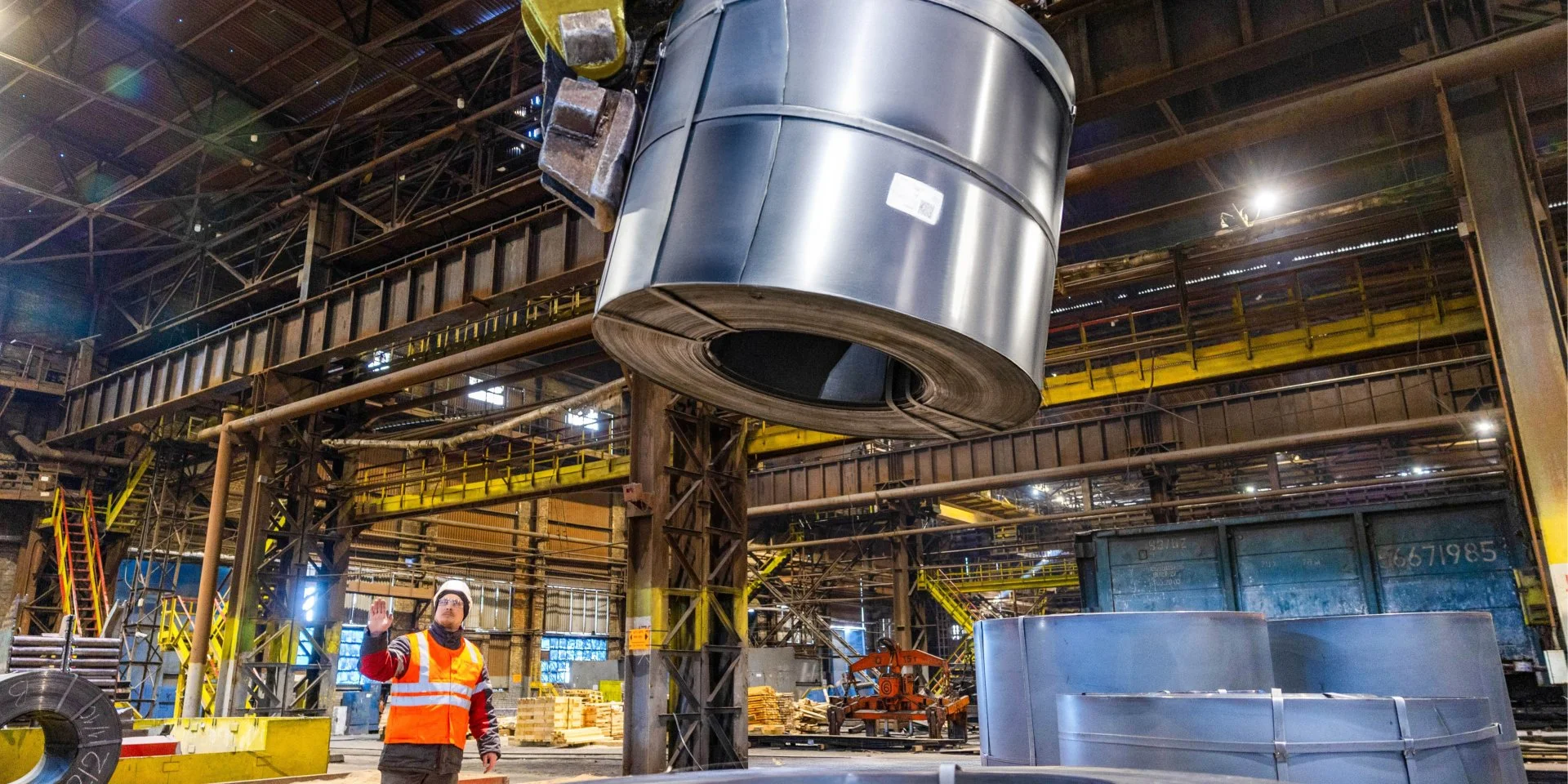 Из прифронтового города. Метинвест Ахметова поставил на свой новый завод в Европе 28 тыс. тонн сырья