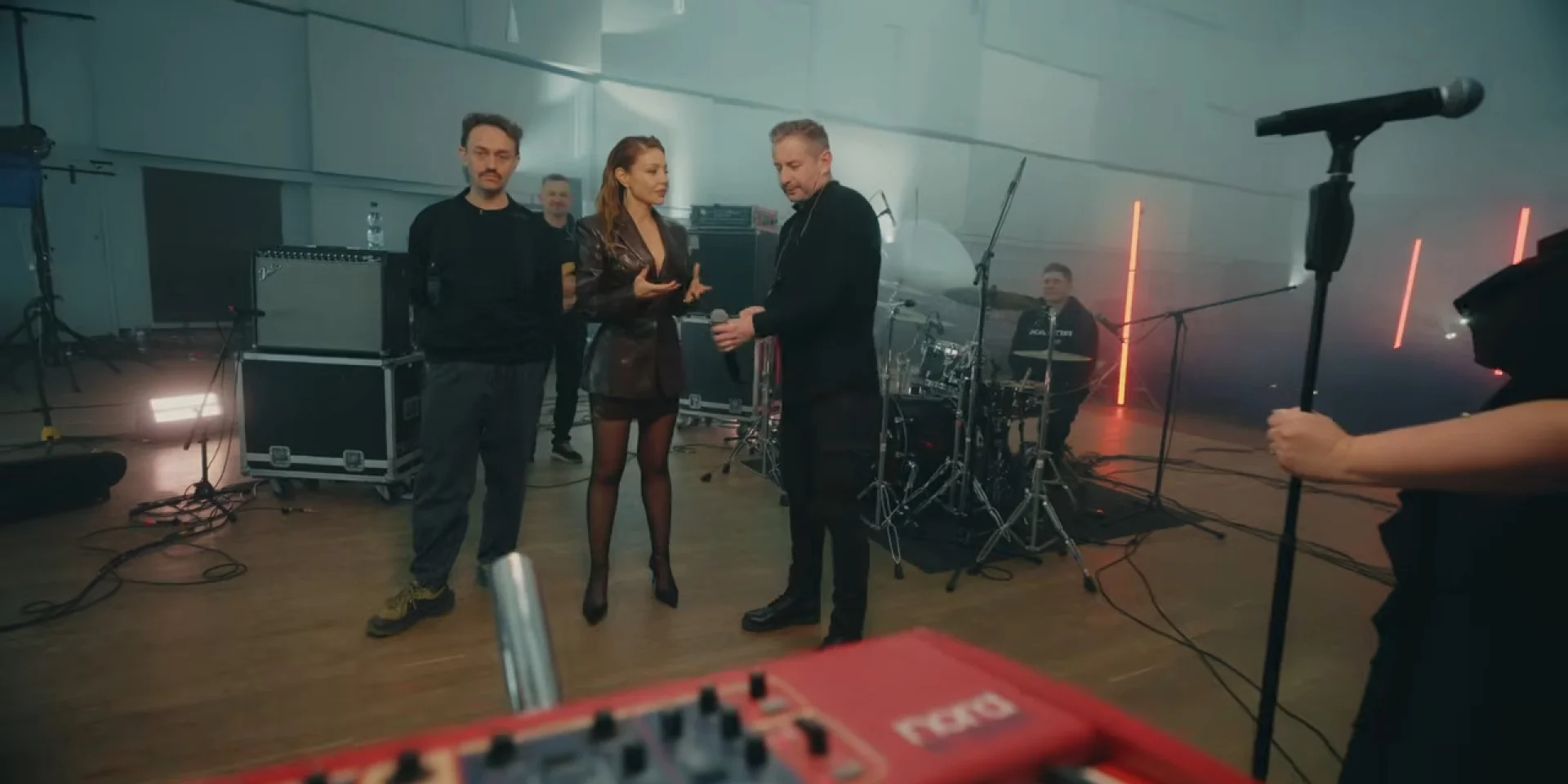 В проекте Тины Кароль. Сергей Жадан и группа Жадан и Собаки перепели легендарный хит Сестрички Вики Україна рок-н-рол