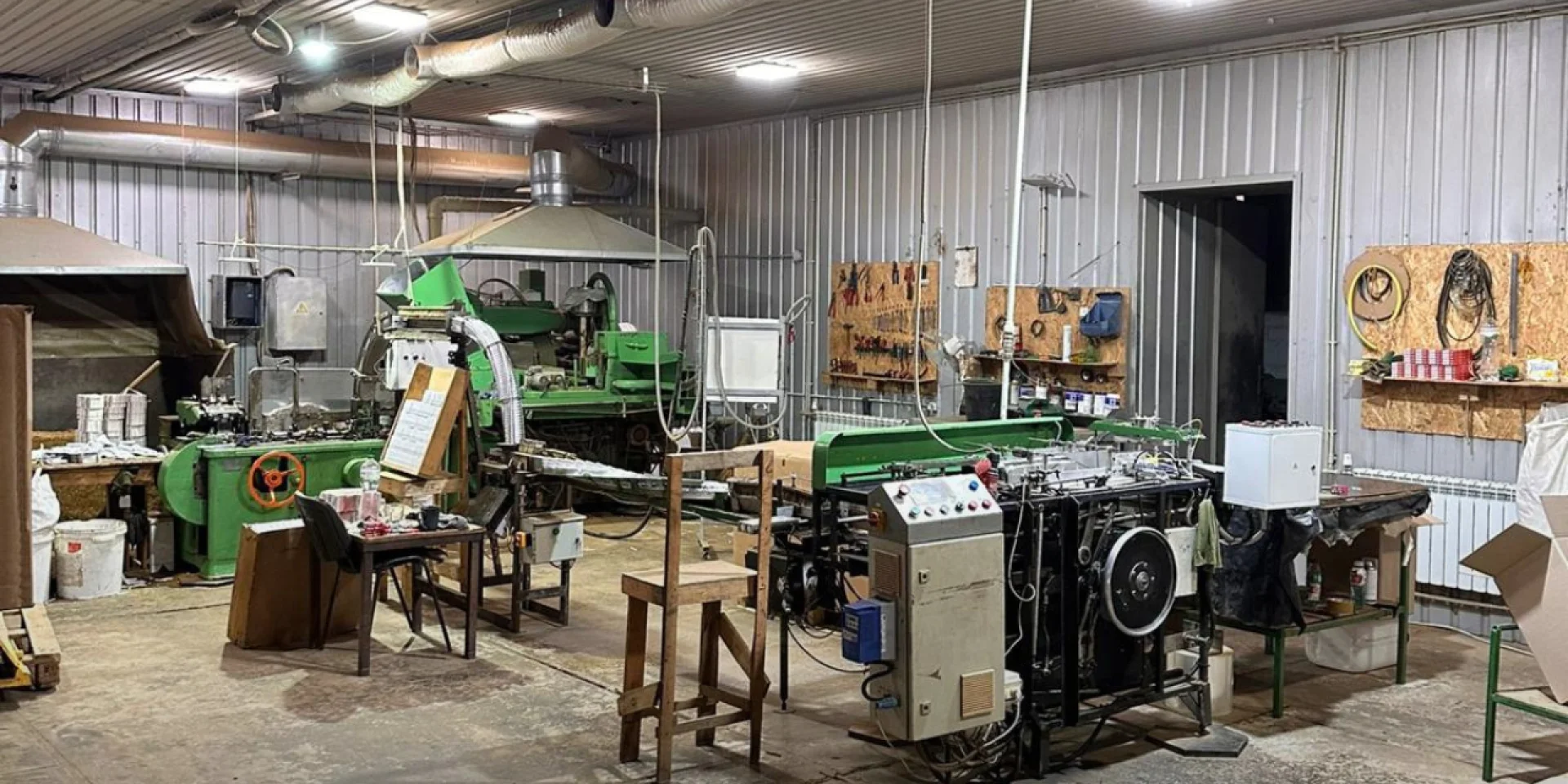 С полным циклом промышленного производства. В Украине ликвидировали нелегальную табачную фабрику