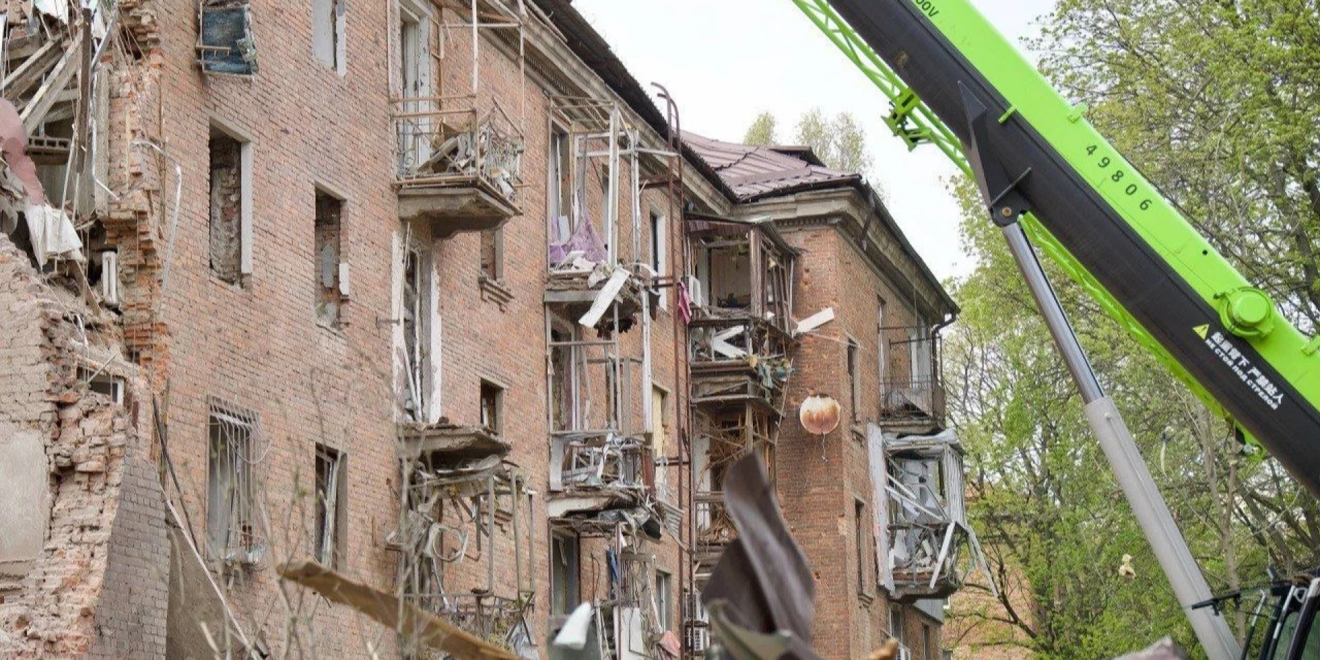 Количество погибших в результате удара России по Днепру 25 апреля возросло до девяти, в больницах остаются более 30 раненых