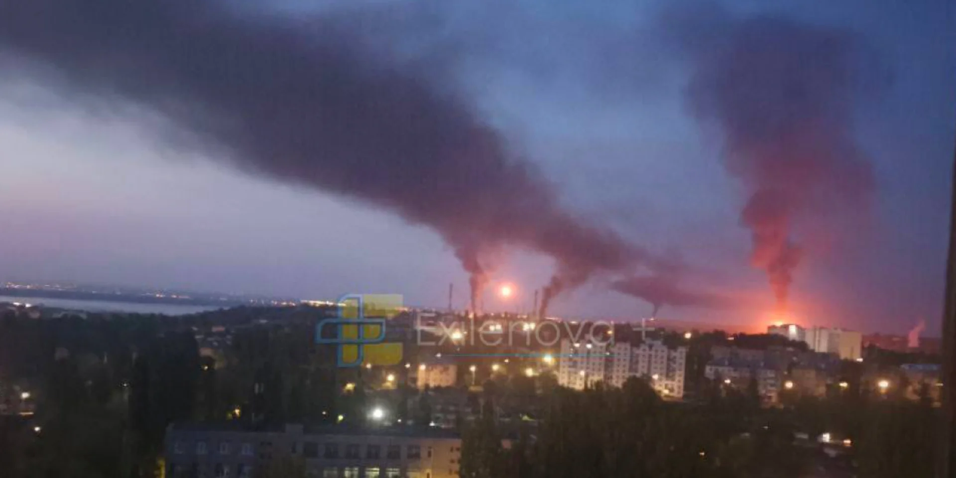 В Саратове после атаки беспилотников вспыхнул пожар на НПЗ — фото, видео