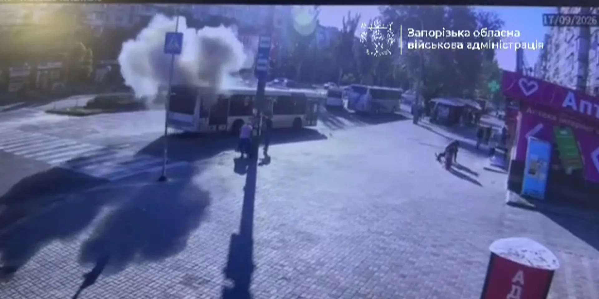 В Запорожье российский FPV-дрон атаковал пассажирский автобус с людьми — есть раненые