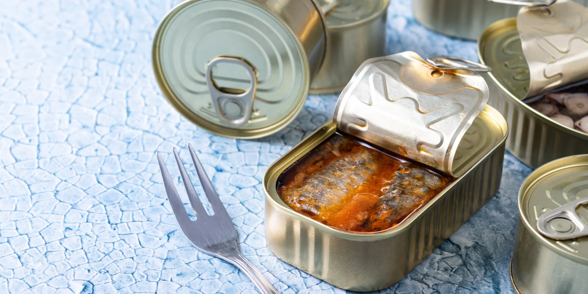 Не только консервы. Какие продукты стоит держать в кухонном шкафу во время отключений света