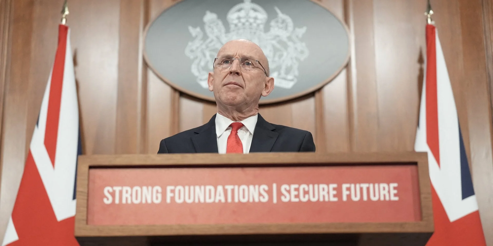 Британия следит за шпионским судном РФ возле своих вод, оттуда светили лазерами на пилотов — министр обороны