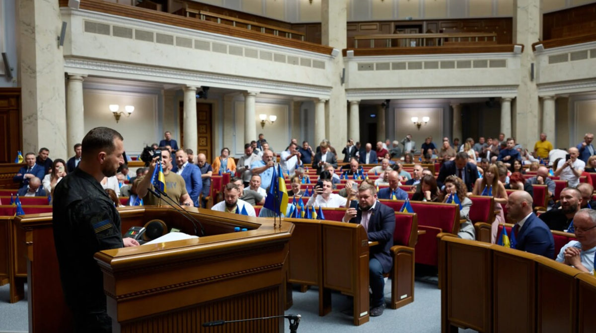 Двое нардепов, обещавших не поддерживать замену министра обороны, проголосовали за назначение Хмары