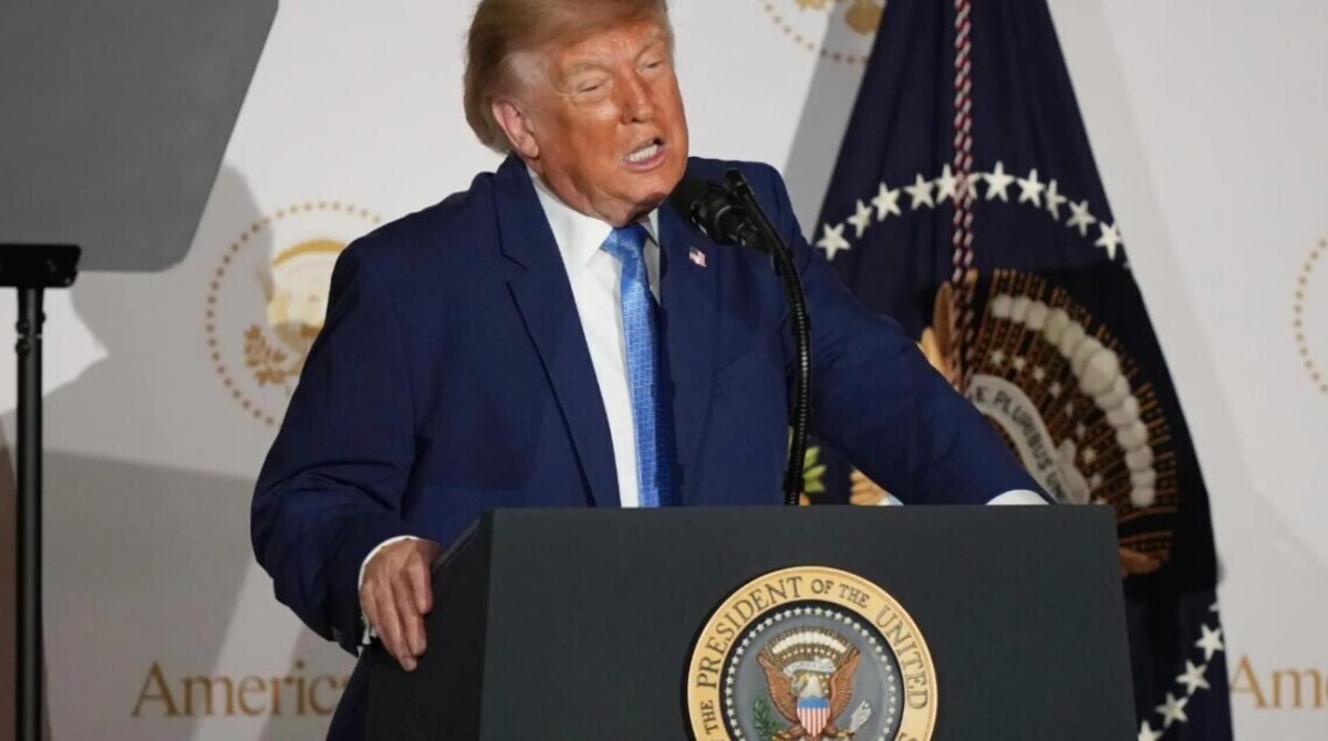 Трамп хочет снова лишить три СМИ доступа к президентскому комплексу