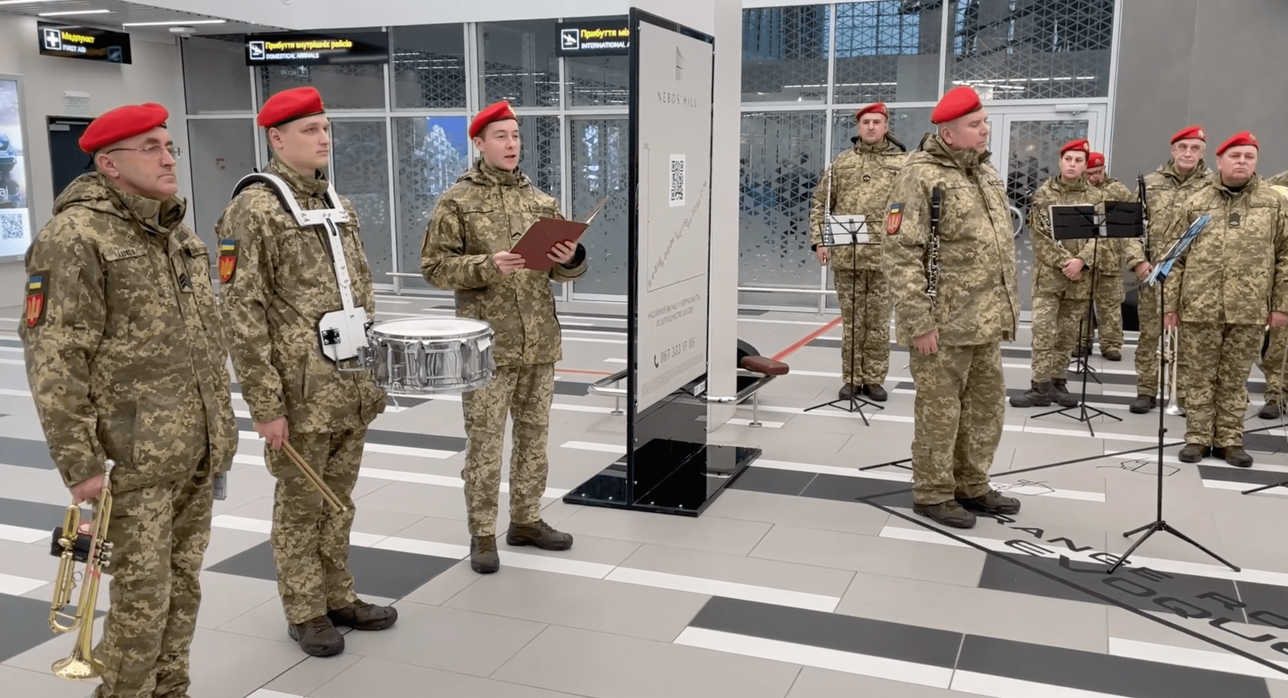 В запорожском аэропорту в честь «защитников-киборгов» играл военный оркестр (ВИДЕО)