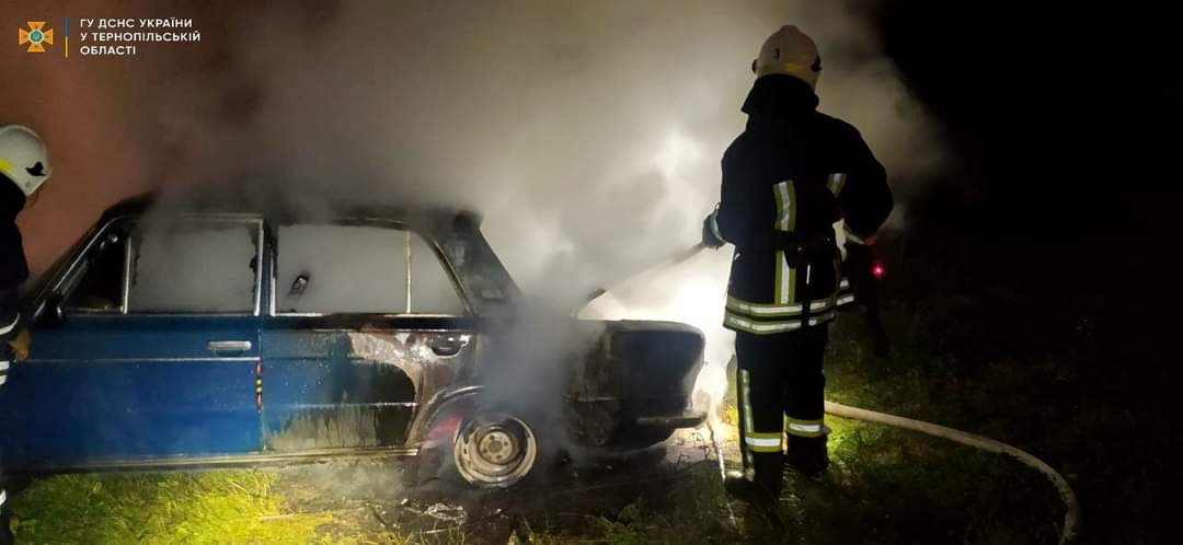 В селі на Тернопільщині вщент згорів автомобіль (ФОТО)