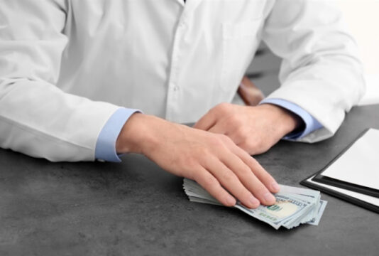 У Львові завідувачку хірургії оштрафували на понад 90 тис. грн за “вплив” на МСЕК