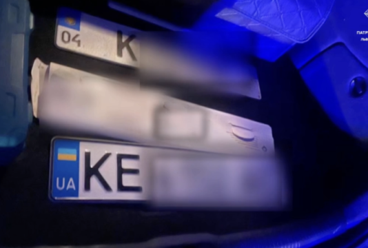 У Львові патрульні зупинили Audi з підставними номерами