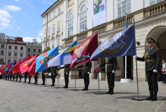 У Львові на площі Ринок розмістили прапори військових та оборонних структур України (фото)