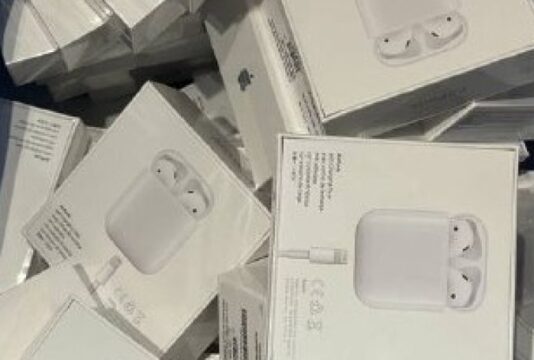 Суд виніс вирок пʼятьом продавцям фейкових AirPods в центрі Львова