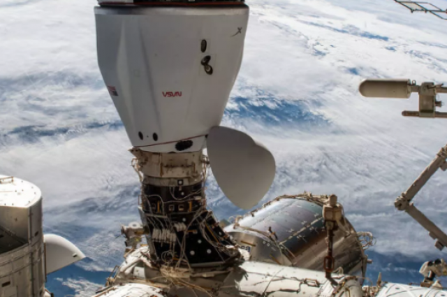 SpaceX отложила отстыковку корабля Cargo Dragon от МКС