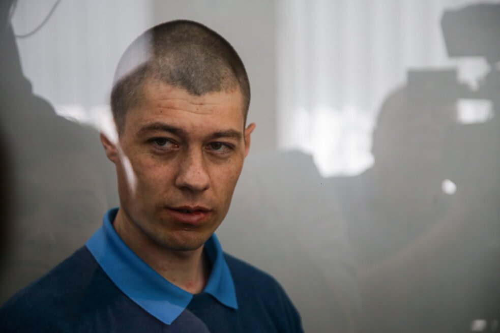 Російський військовий, який вистрілив із танка по багатоповерхівці у Чернігові, визнав у суді провину