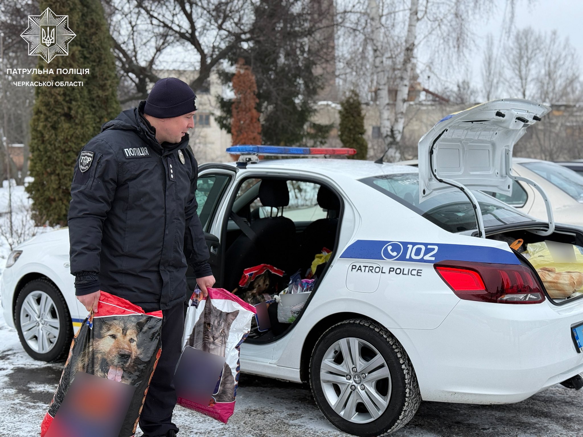 Ковдри й корм: черкаські патрульні відвідали притулок для тварин