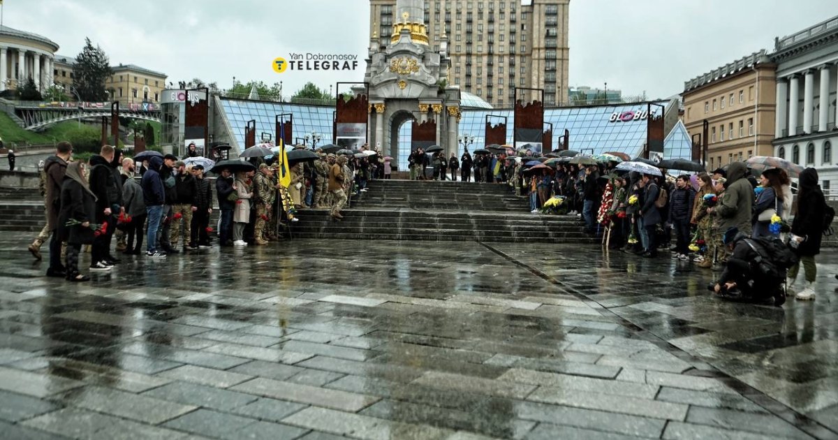 Погиб, эвакуируя раненых: на Майдане попрощались с героем-медиком (эксклюзивные фото и видео)