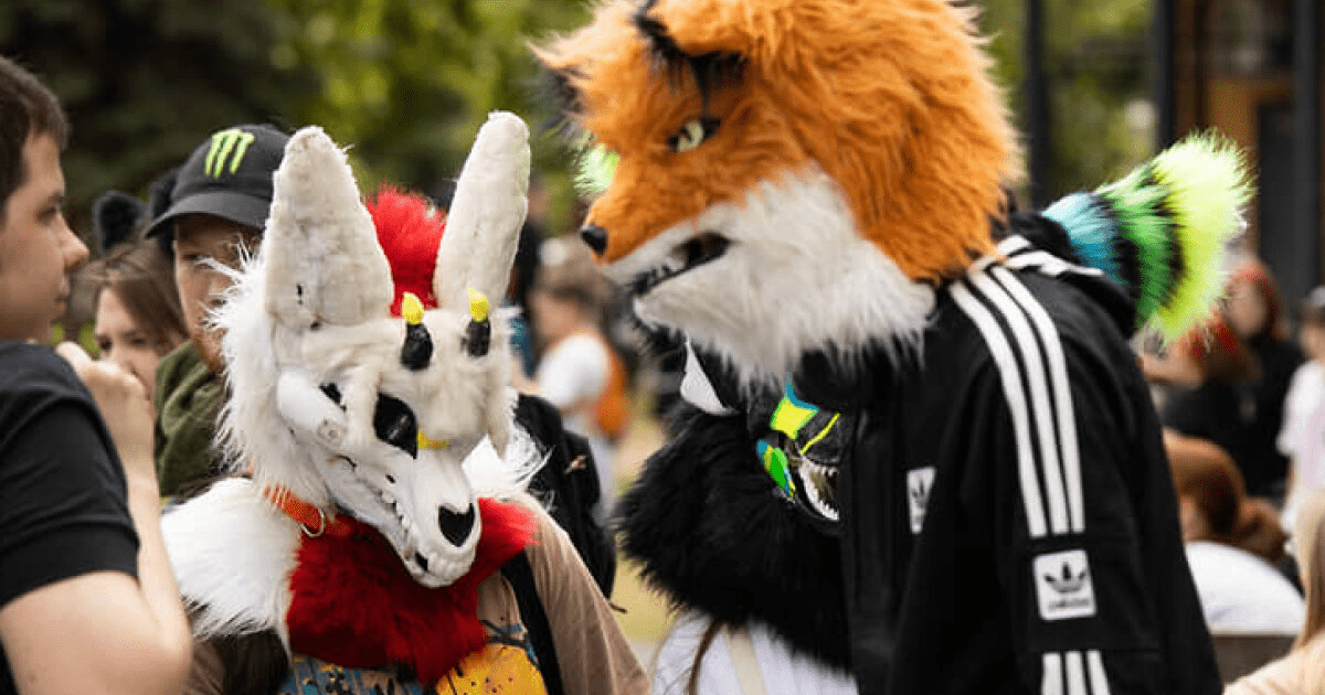 Подростки-фури устроили "свадьбу" в Харькове и поссорили украинцев (видео)