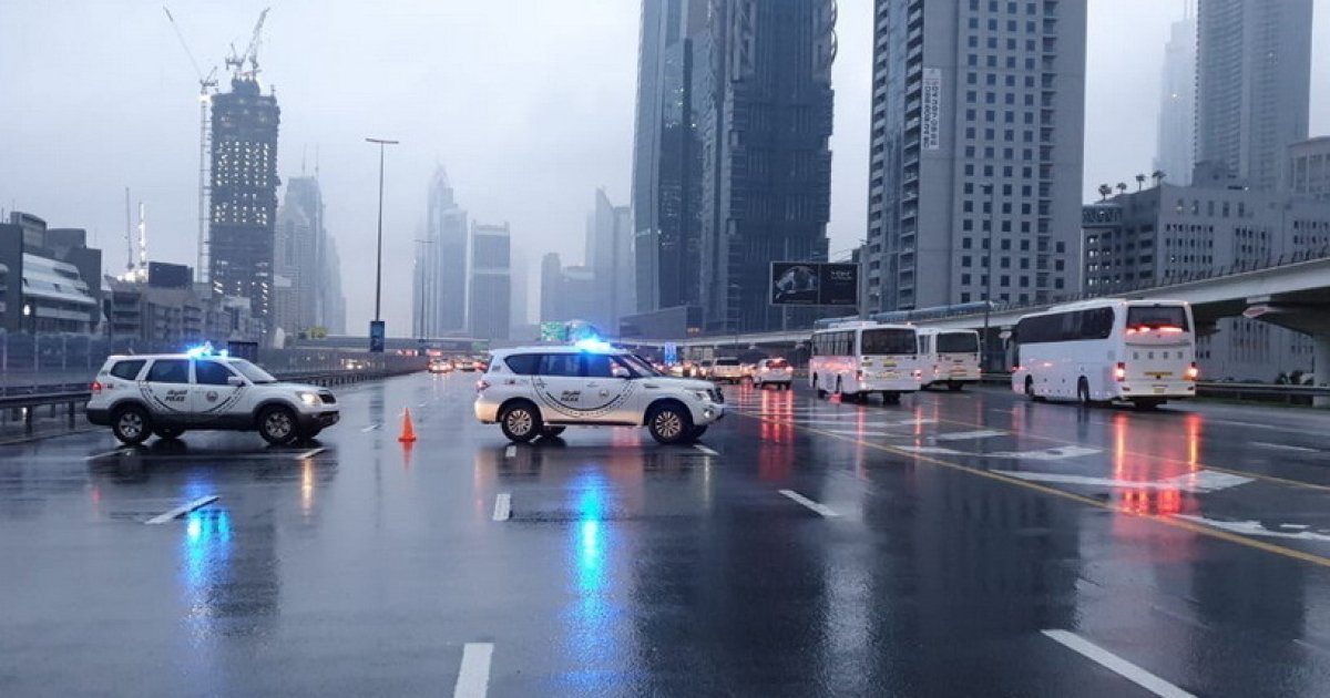 Поплыли машины и даже самолеты: Дубай залил эпичный ливень (видео)