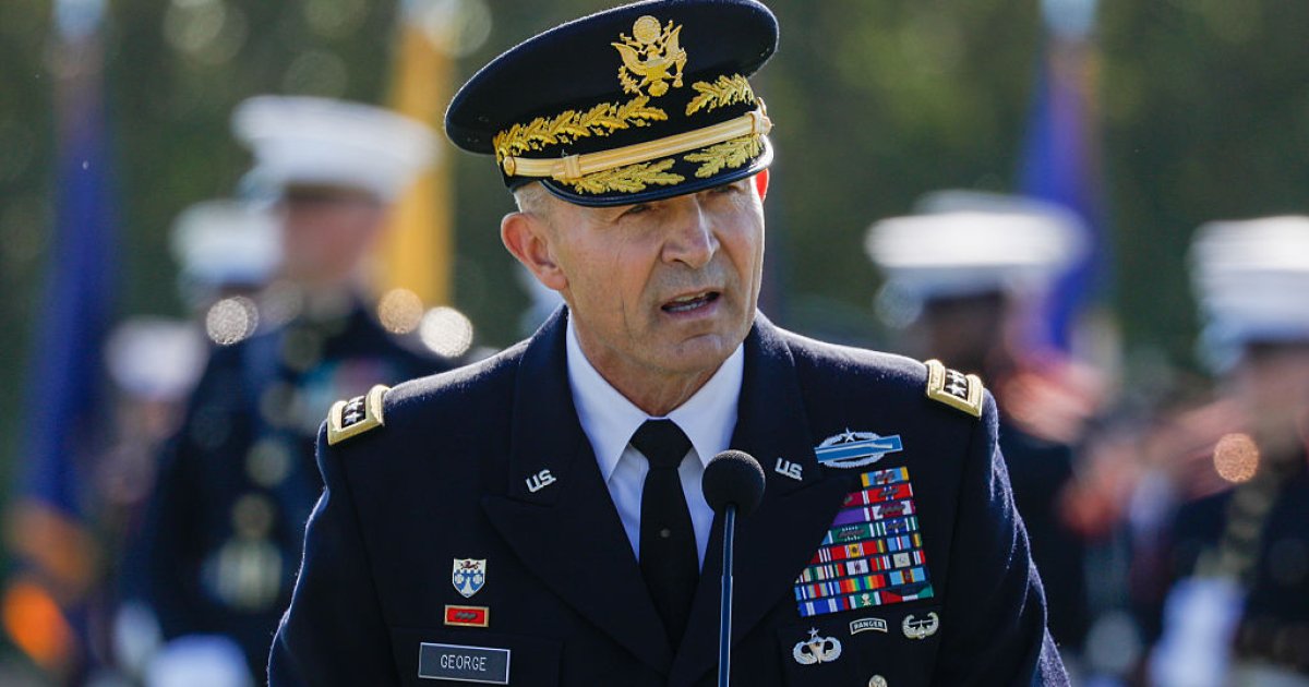 Призвал Трампа уйти в отставку? Что известно о чиновнике из США, который тайно прибыл в Украину