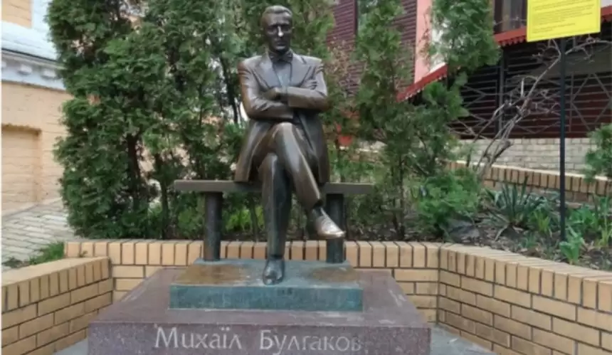 Пам'ятник Булгакову у Києві: петиція про демонтаж набрала необхідні голоси