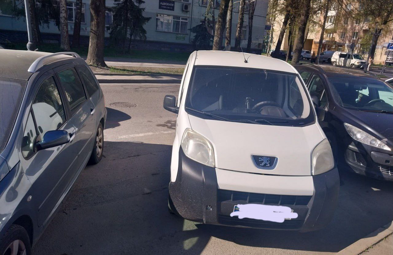 Вулицю Кавказьку у Рівному включили до списку постійного опрацювання інспекторами з паркування