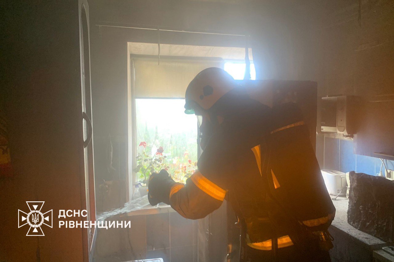 У місті на Рівненщині загорілась квартира
