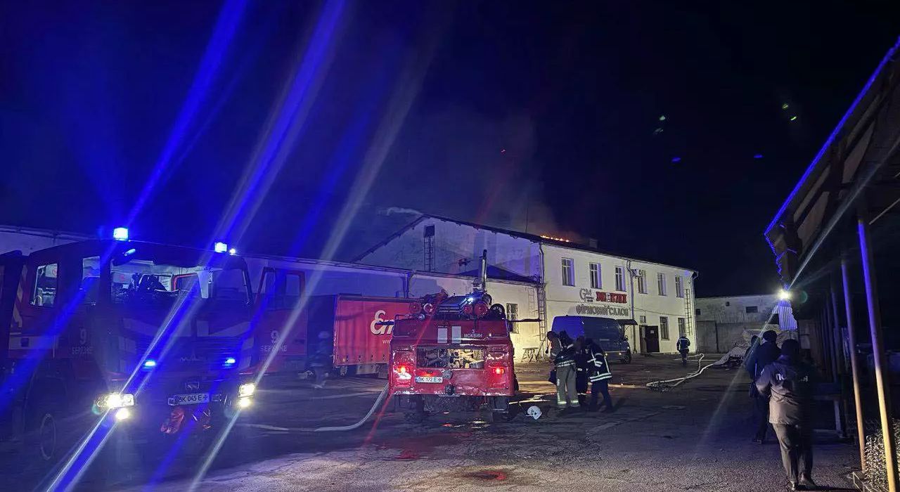 На Рівненщині горів меблевий салон