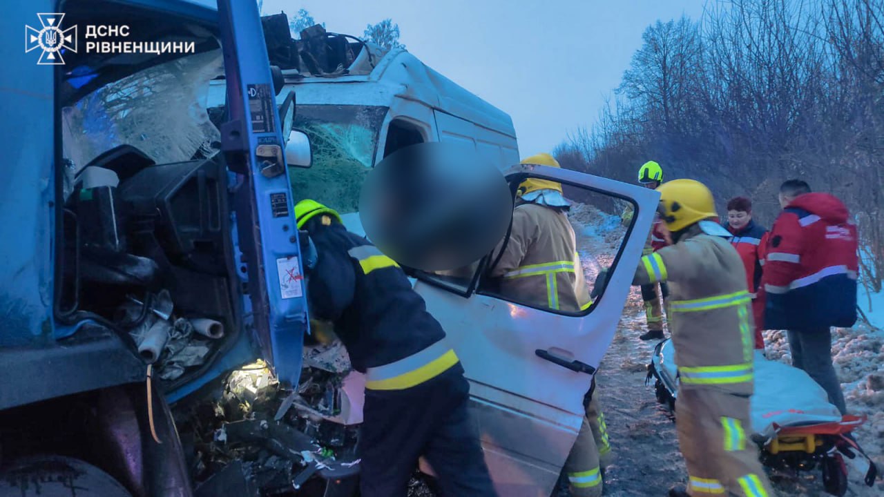 За добу на Рівненщині рятувальники допомагали ліквідувати наслідки двох ДТП