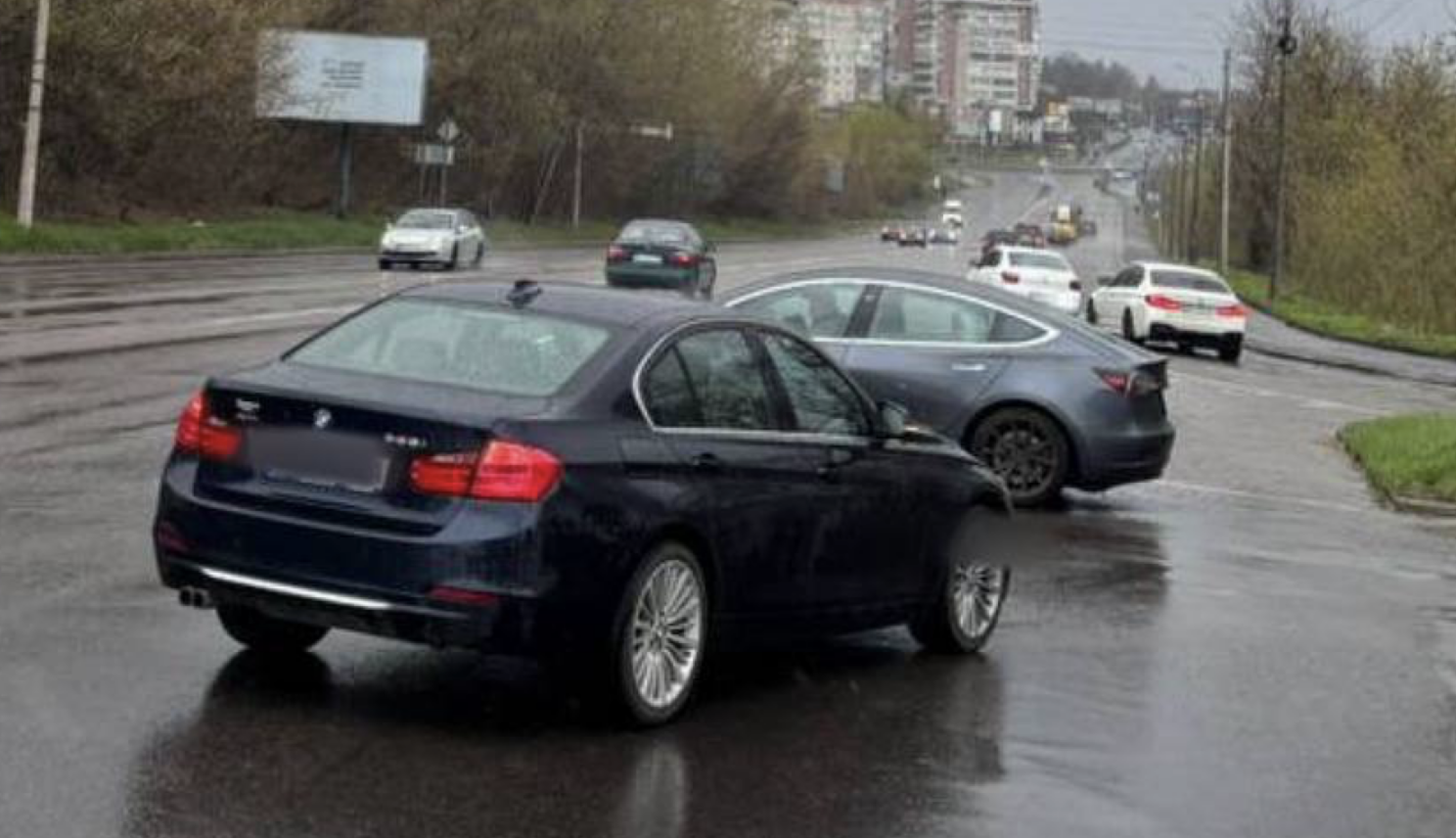 У Рівному пʼяний водій скоїв ДТП та втік з місця події