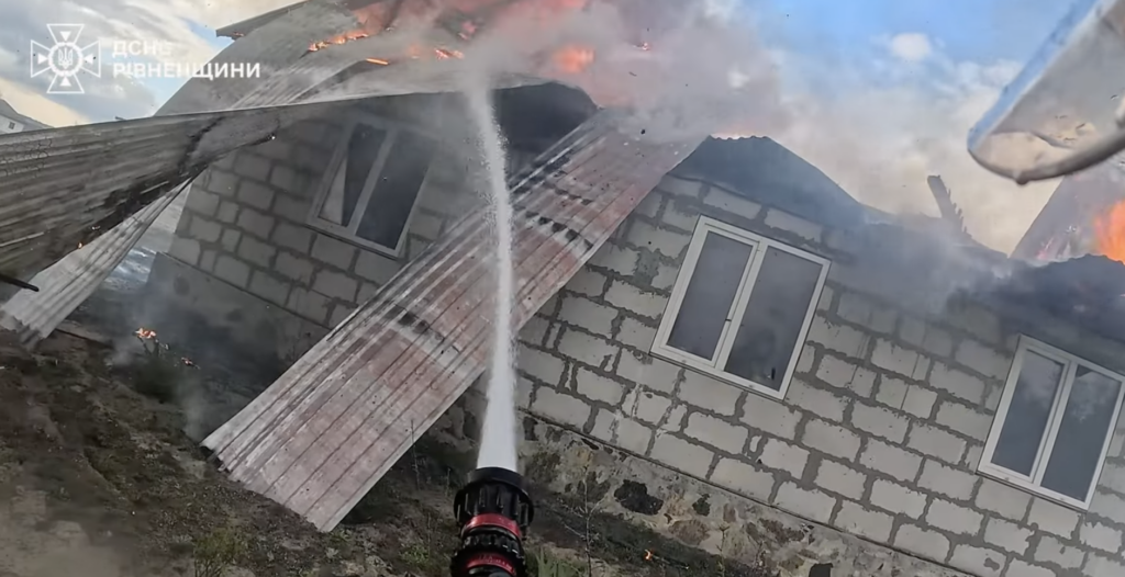 На півночі Рівненщині згорів житловий будинок (+ВІДЕО)